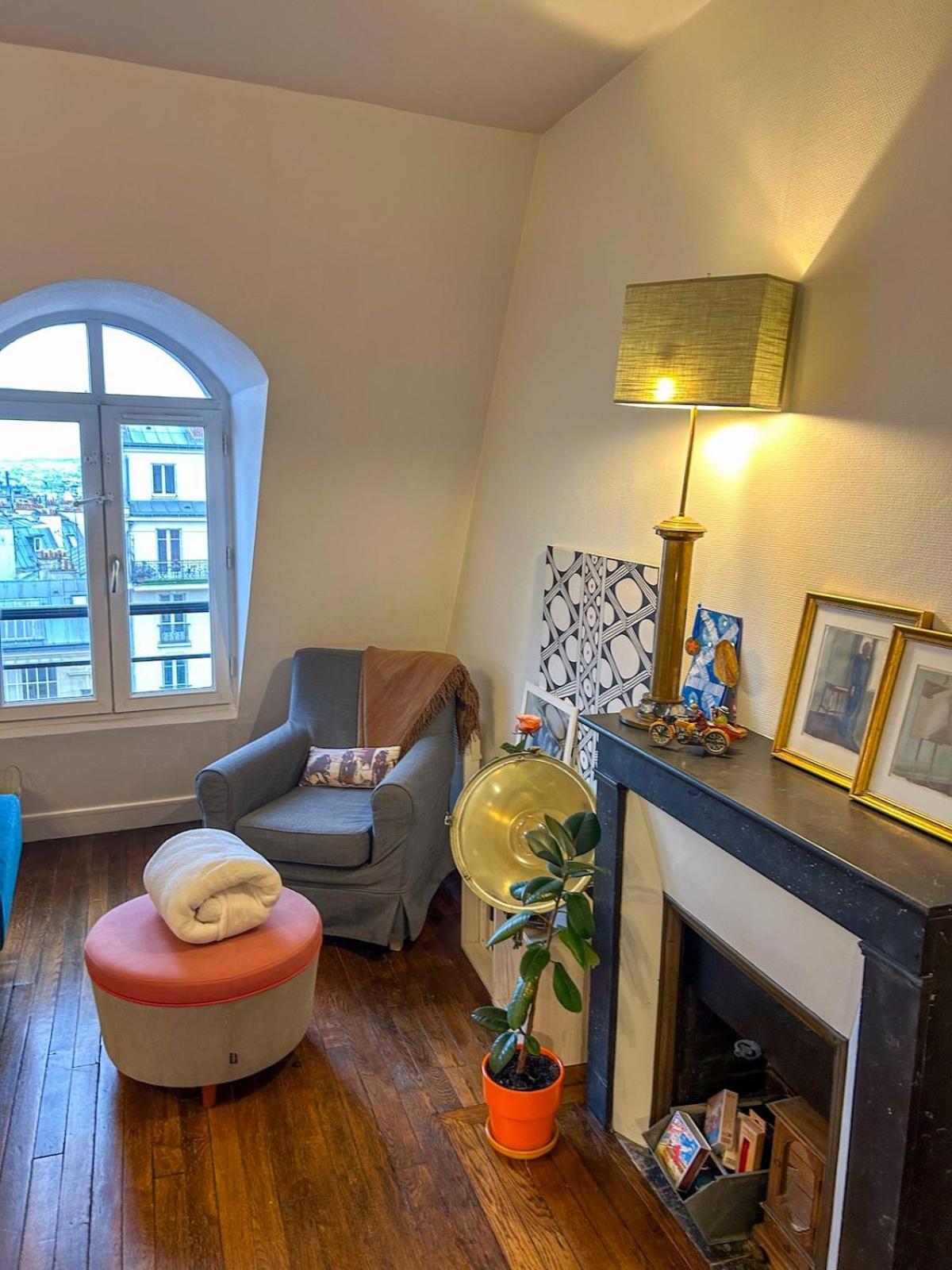 Stylish Montmartre Flat With View * Parijs
